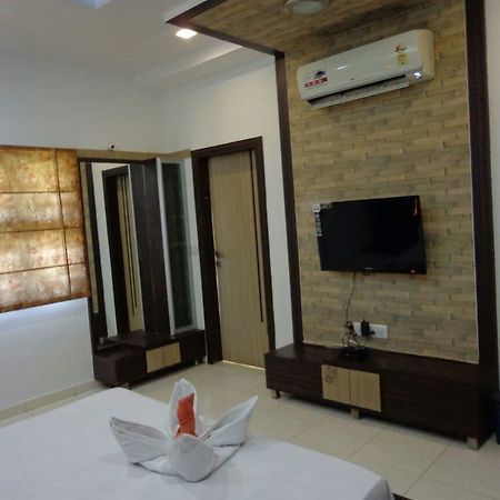 10 Blossoms Hospitality Services Ahmedabad Eksteriør bilde