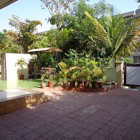 10 Blossoms Hospitality Services Ahmedabad Eksteriør bilde