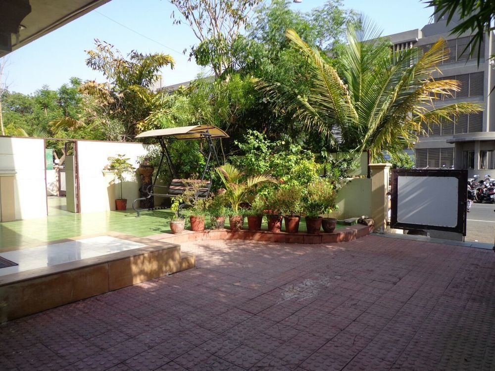 10 Blossoms Hospitality Services Ahmedabad Eksteriør bilde