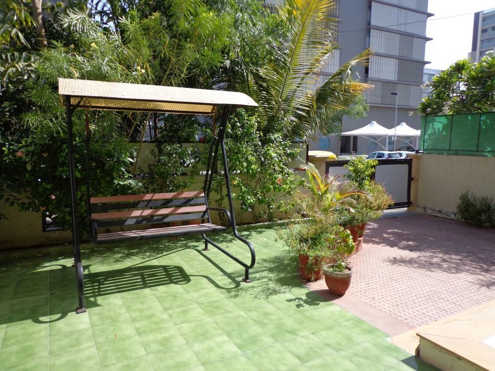 10 Blossoms Hospitality Services Ahmedabad Eksteriør bilde